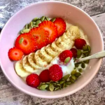 Combo bol de yogur, frutos secos, plátano y frutos rojos