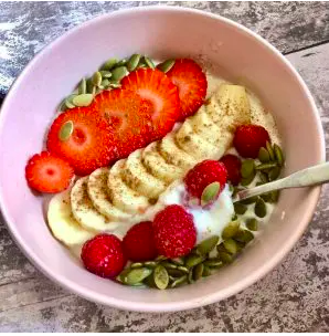 Combo bol de yogur, frutos secos, plátano y frutos rojos