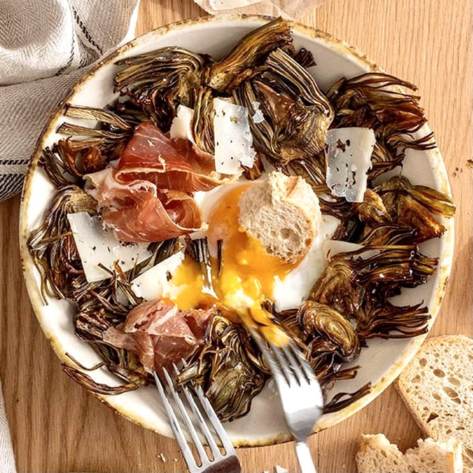 alcachofas asadas con crujiente de jamón y huevo