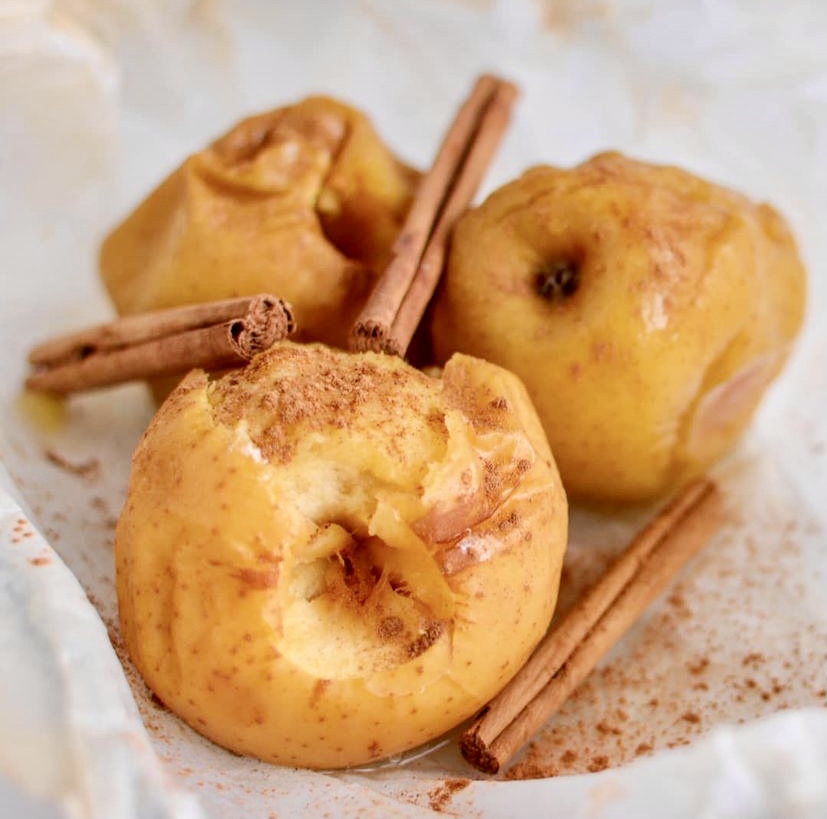 Manzana asada con canela y peanut butter