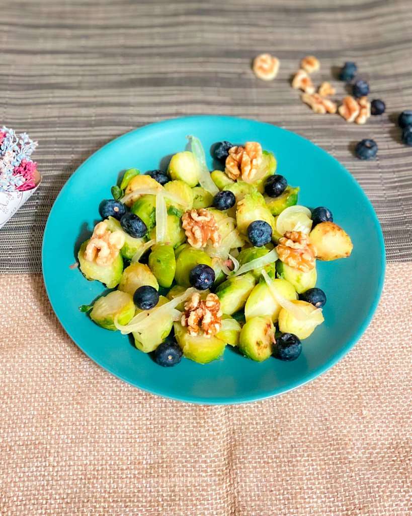 Coles de bruselas con nueces y frutos rojos