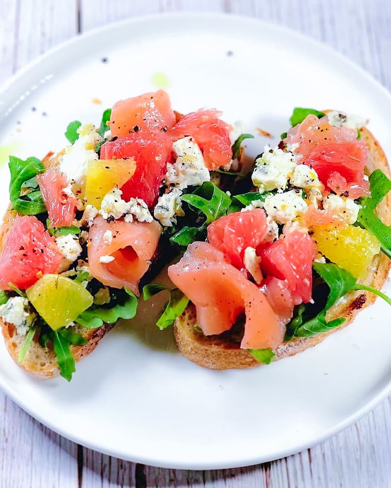 Tostada de salmón, feta y cítricos