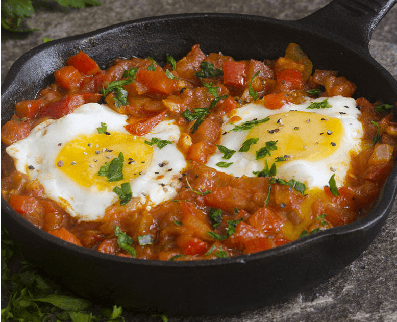 Pisto con berenjena y huevo al horno